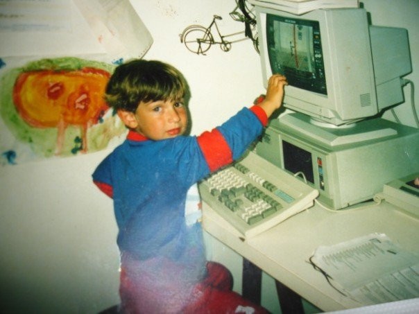 Young Raphaël pointing at a CRT monitor